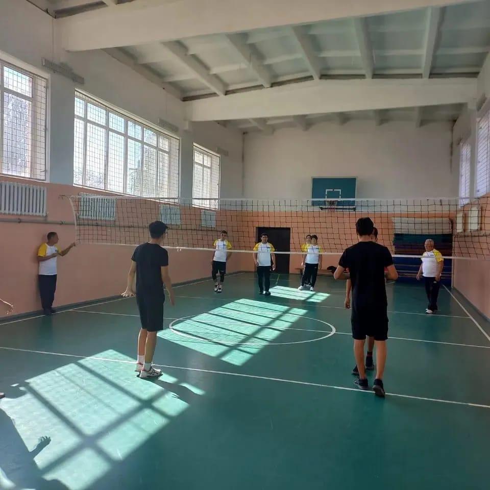 мектеп парламенті мен мұғалімдері арасында волейболдан жарыс өткізілді